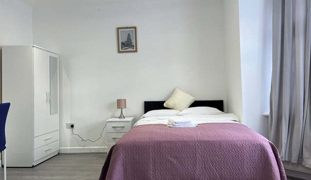 Double Room 2 Minutes Walking Distance From Redbridge Station London
