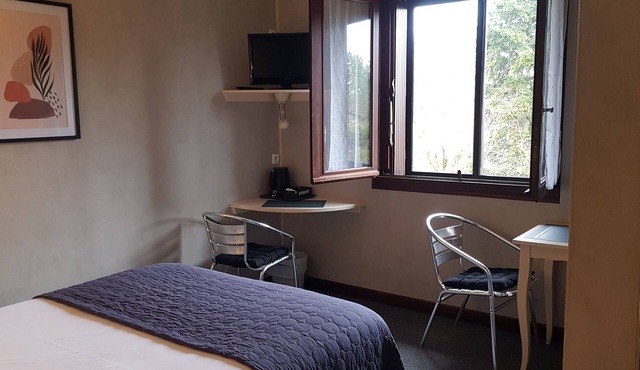 Double room air-conditioning, shower, wifi, parking, swimming pool Near Figeac, Villefranche