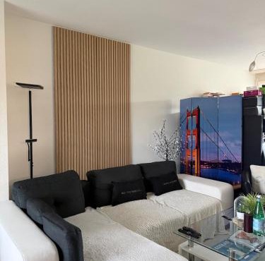 Double room and private bath in a shared flat, quiet, close to the UN and airport