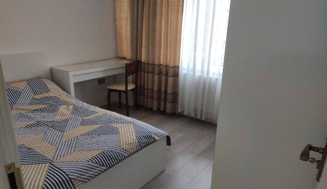 Double room for rent. Spacious room with a double bed.