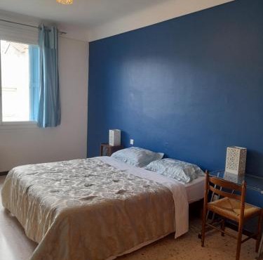 Double room, in an elegant house, Thuir centre, terraces view Canigou