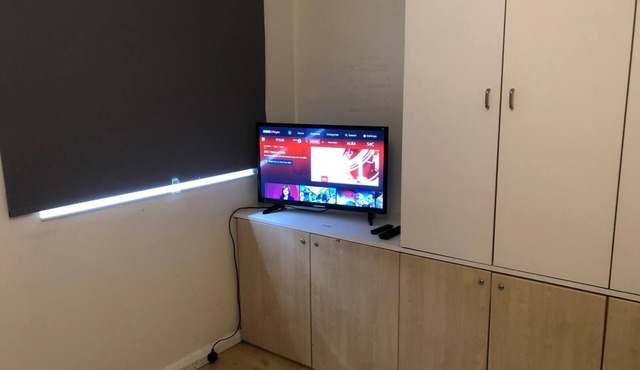 Double room in newly renovated house 35 mins to Central London