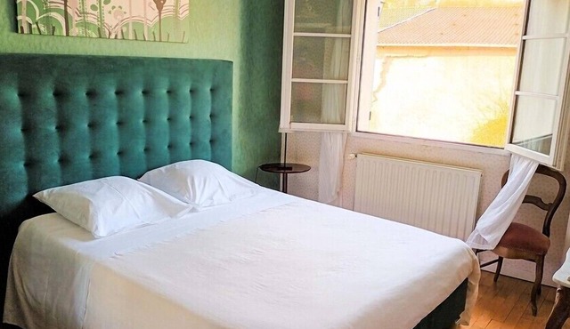 Double Room Queen size street view