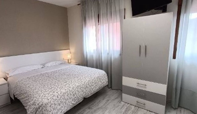 Double room with hydromassage bathtub 80