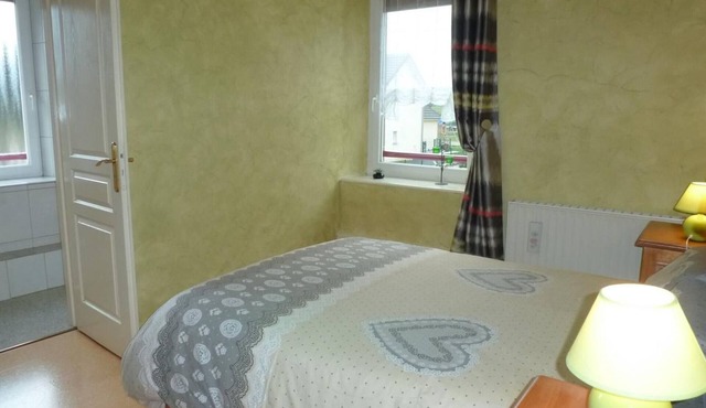 Double room with lounge and garden in Villafans, Wifi, Guest table
