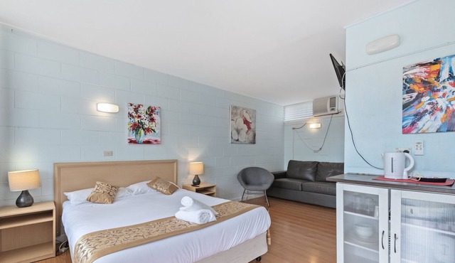 Double Room with Private Bathroom and Kitchenette near Murray River