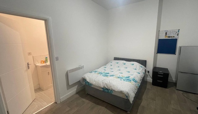 Double room with private toilet near to busy area of chethemhill Manchester