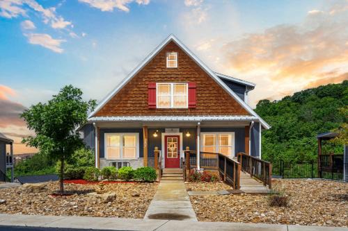 Double-Sided Fireplace, Lake Views, Daily Tickets to Local Attractions, Air Hockey!
