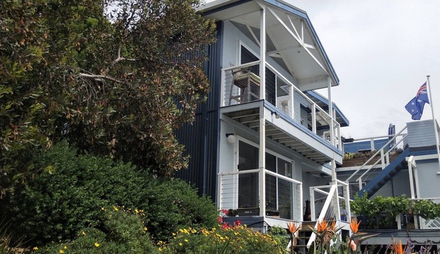 Double story, 2 bed house with magnificent panoramic Port Phillip Bay views...