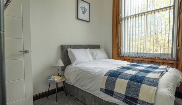 Double Story 2-Bedroom Suite In Rochdale