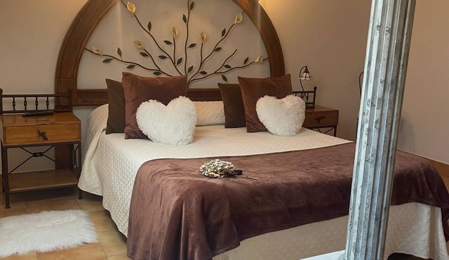 'Double Sunflower' Room with Mountain Views, Shared Terrace, and Wi-Fi