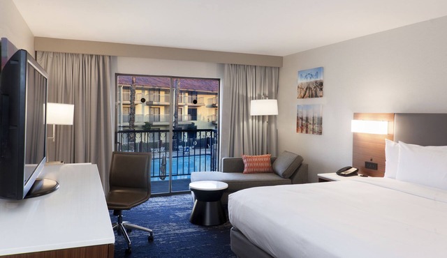 DoubleTree by Hilton Hotel Bakersfield