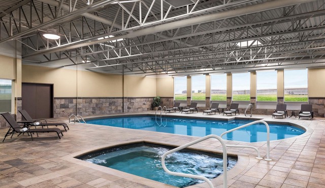 DoubleTree by Hilton Pointe Claire Montreal Airport West