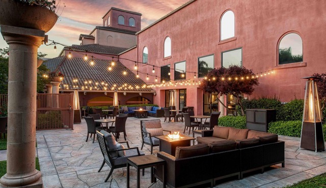 DoubleTree by Hilton Sonoma - Wine Country