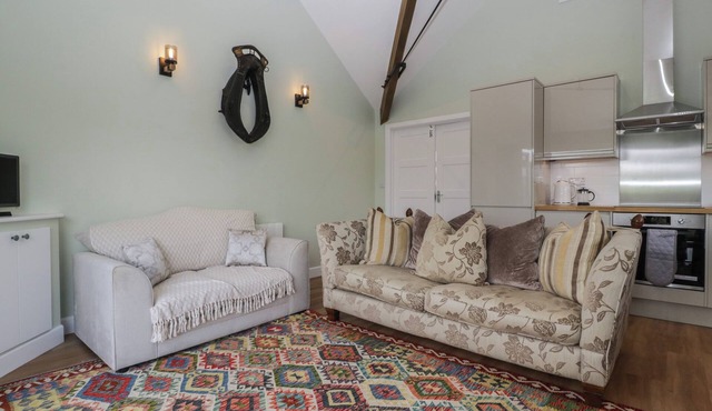 DOUBLETREE COTTAGE, pet friendly, with a garden in Mere