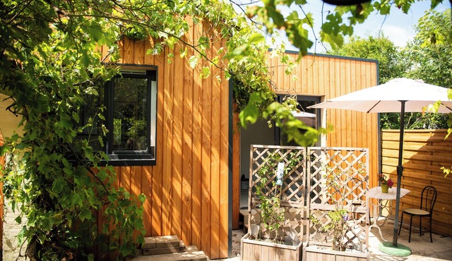 Douce France" wooden mini-home, between La Rochelle and Green Venice