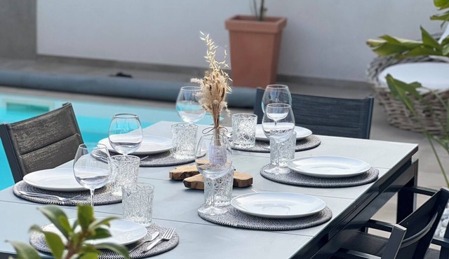 Douceur du Sud:Superb villa with pool, pergola and peaceful garden 5 "beaches