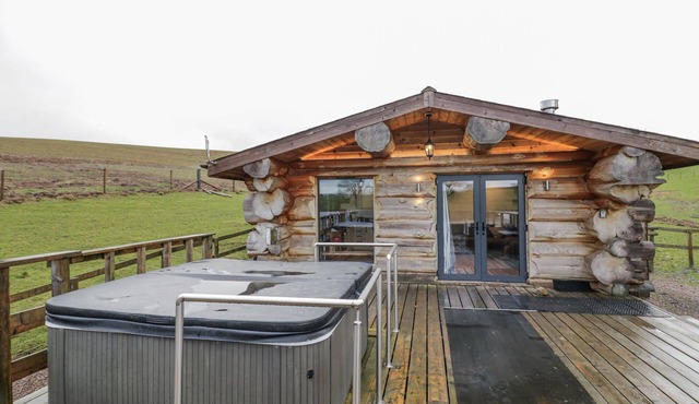 DOUGLAS CABIN AT SALFORD COURT FARM FISHING CABINS in Clifton Upon Teme