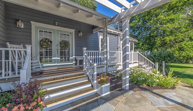 Douglas Cottage - Great location walking distance to both Douglas beach and Downtown!