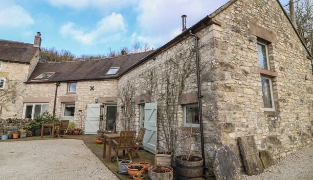 DOUGLAS'S BARN, pet friendly, character holiday cottage in Parwich