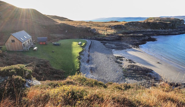 DOUNE BAY LODGE, pet friendly, character holiday cottage in Knoydart