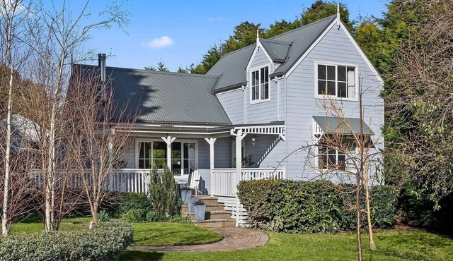 Dove Cottage – cosy storybook cottage in a private setting with a fireplace