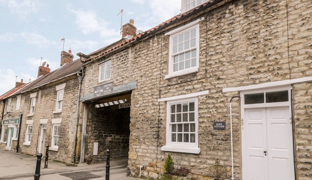 DOVE COTTAGE, pet friendly, character holiday cottage in Pickering