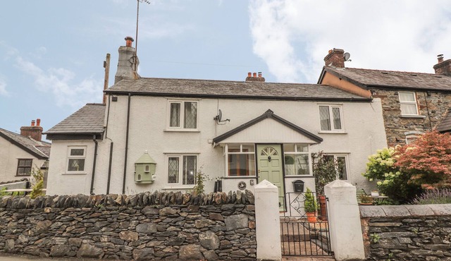 DOVE COTTAGE, pet friendly, with open fire in Llanfair Talhaiarn