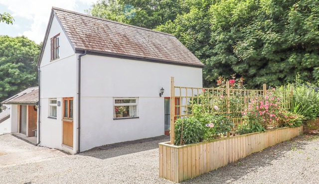 DOVE COTTAGE, pet friendly, character holiday cottage in South Molton