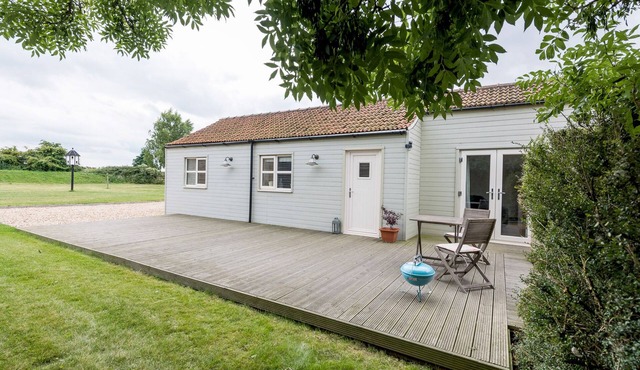 DOVE FARM COTTAGE, pet friendly, with a garden in Louth