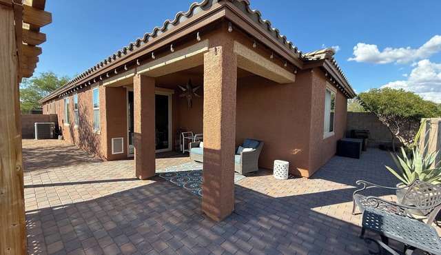 Dove Mountain Perserve, gated, dog friendly home.