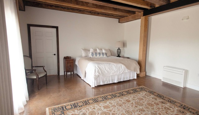 Dove Suite, King Bed in Blue Ridge Mountains