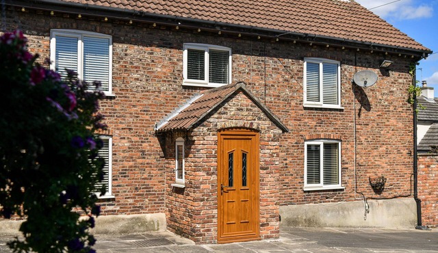 DOVECOTE FARM HOUSE, family friendly, with open fire in Snaith