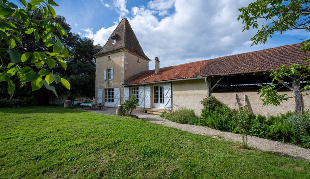 Dovecote in the quiet Gers countryside, heated swimming pool