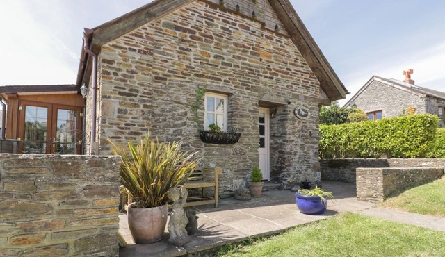 DOVECOTE, pet friendly, character holiday cottage in Gorran Haven