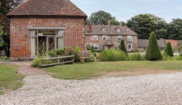 DOVECOTE, pet friendly, with hot tub in St Margaret's At Cliffe