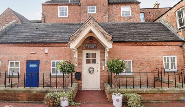 DOVEDALE, romantic, character holiday cottage in Ashbourne