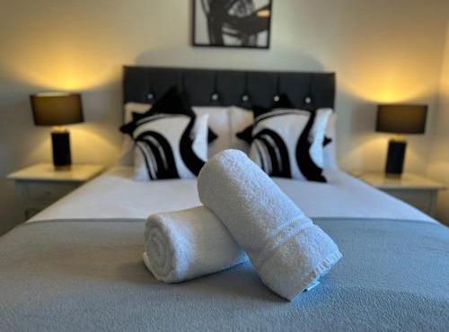 Dovefield House - Modern 3 Bed Home from Home - Alton Towers, Uttoxeter Races