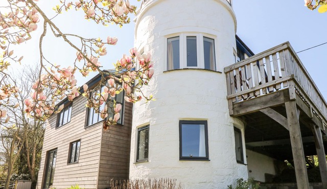 DOVEFIELDS, family friendly, country holiday cottage in Helford