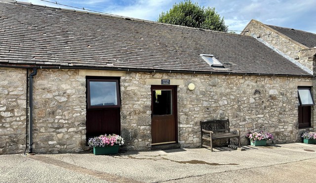 DOVER BARN, family friendly, with a garden in Parwich