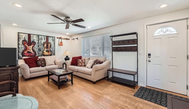 Dover Court 2BR Red Rocks Basecamp in Lakewood