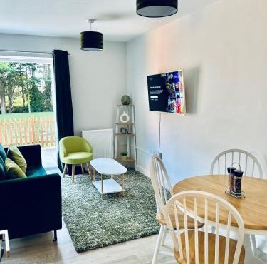 Dover Ferry Apartments x 2 Sleeps 10 with parking and castle views