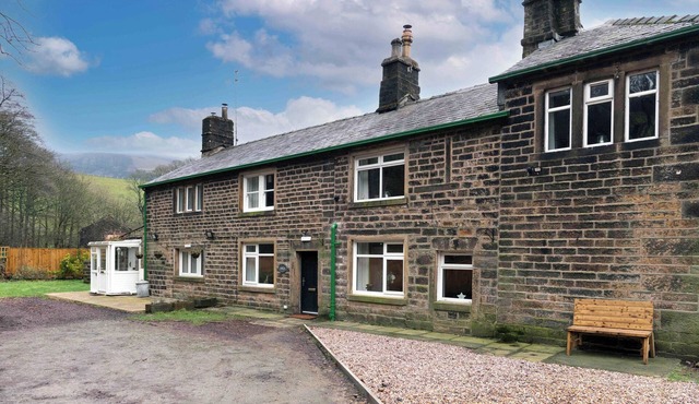 DOVESTONE COTTAGE, pet friendly, with open fire in Greenfield