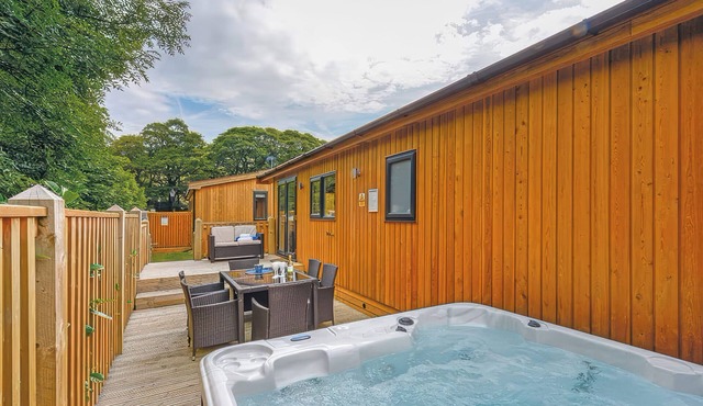 DOVESTONE LUXURY LODGES (SLEEPS 6) - PET FREE in Greenfield