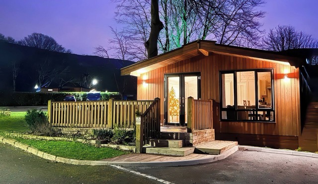 DOVESTONE LUXURY LODGES (SLEEPS 4)- PET FREE in Greenfield