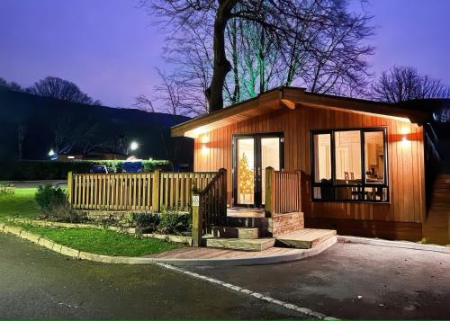 Dovestone Luxury Lodges sleeps 4- pet free