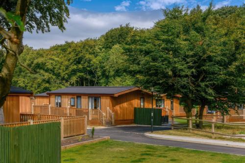 Dovestone Luxury Lodges sleeps 4- pet friendly