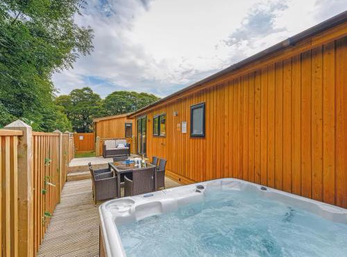Dovestone Luxury Lodges sleeps 6 - pets welcome