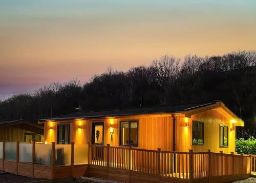 Dovestone Luxury Lodges sleeps 4 - pets welcome