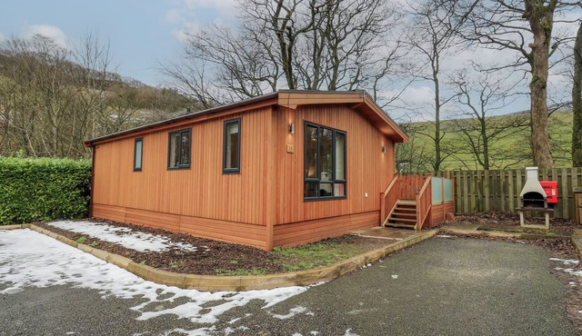 DOVESTONE SECLUDED LUXURY LODGES (SLEEPS 6) - PETS WELCOME in Greenfield